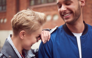 Mann und Frau lachen zusammen beim Date