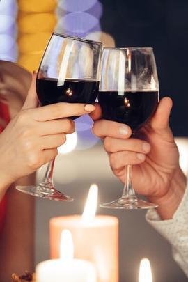 Mann und Frau stoßen beim Date mit Wein an