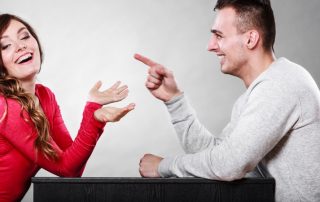 Frau zeigt sexuelles Interesse beim Date