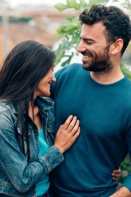 Mann und Frau lachen zusammen