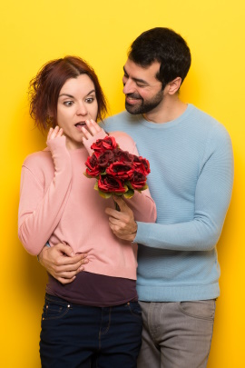 Mann überreicht schockierter Freundin einen Strauß Rosen