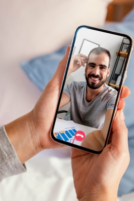 Frau hat Videocall mit Mann, den sie über Dating-App kennengelernt hat