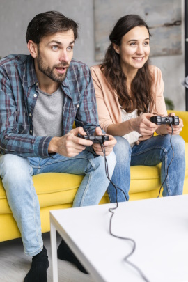 Mann und Frau spielen zu Hause Videospiel am Fernseher