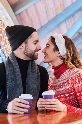 Frau und Mann schauen sich beim ersten Date tief in die Augen