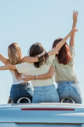 Frauen machen Roadtrip und umarmen sich