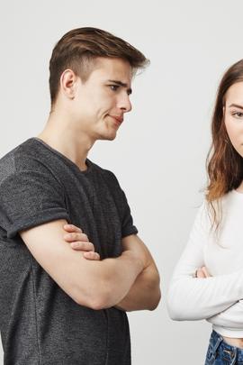 Mann schaut Frau wütend an, weil sie ihn enttäuscht hat