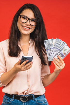 Lächelnde Frau mit Smartphone und Geldscheinen