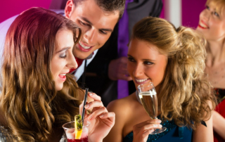 Mann in der Bar sagt witzigen Flirtspruch zur Frau