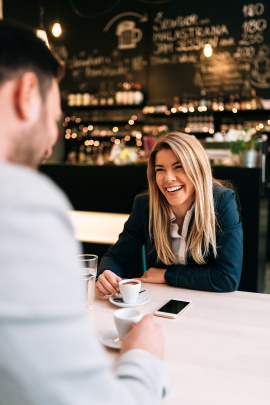 Mann stellt Frau beim Date lustige Fragen