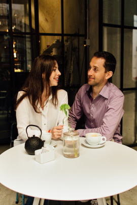 Mann und Frau sitzen beim Date im Café