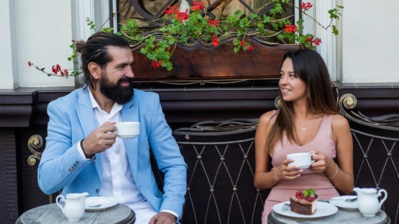 Frau spricht Mann im Café an