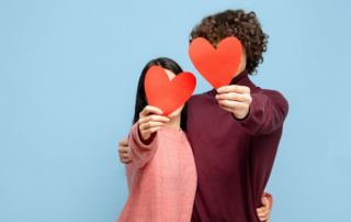 Frau und Mann sind ineinander verliebt