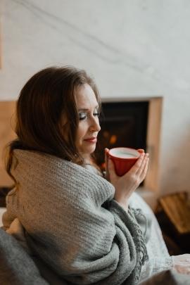 Frau genießt eine Tasse Tee für sich