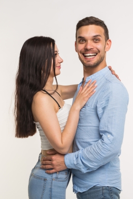 Mann nähert sich seiner Ex-Freundin an und lächelt