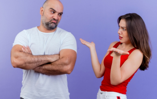 Mann und Frau streiten sich über das Nähe-Distanz-Problem