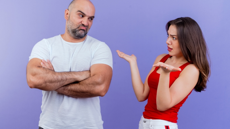 Mann und Frau streiten sich über das Nähe-Distanz-Problem