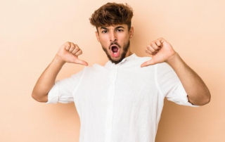 Mann zeigt selbstverliebt auf sich selbst