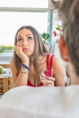 Frau schaut gelangweilt beim Date mit Mann