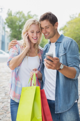 Mann bekommt Handynummer von Frau beim Flirten