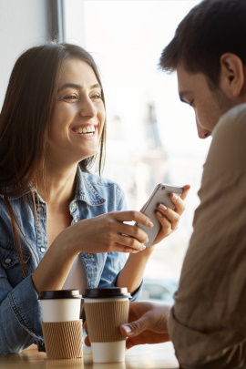 Mann und Frau flirten im Café