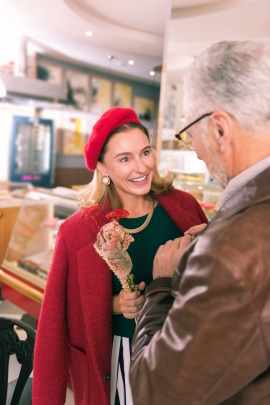 Älteres Paar über 50 unterhält sich lächelnd im Café