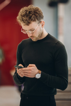 Unglücklicher Mann liest Nachricht am Handy