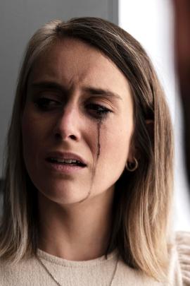 Frau weint, weil Mann sie schlecht behandelt hat