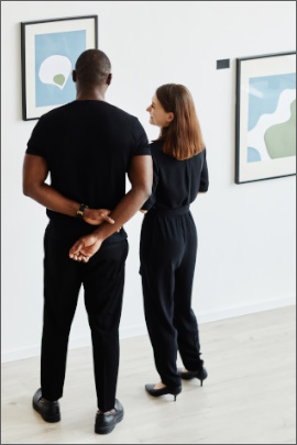 Paar betrachtet modernes Gemälde in einer Kunstausstellung