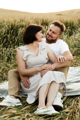 Verliebtes älteres Paar macht Picknick im Kornfeld