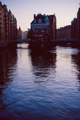 Wasserschloss in der Hamburger Speicherstadt bei Dämmerung