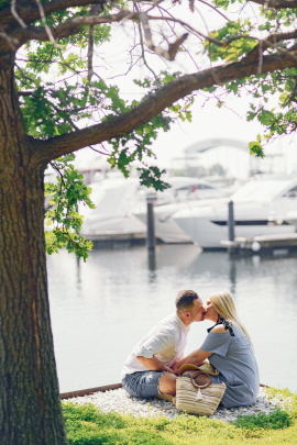 Paar sitzt küssend am Ufer