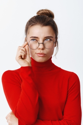 Frau denkt nach und macht dabei eine intelligente, sexy Pose