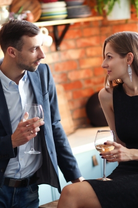 Mann und Frau unterhalten sich ausführlich bei Date