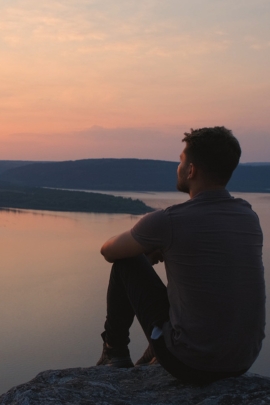 Single-Mann genießt alleine seine Aussicht im Urlaub