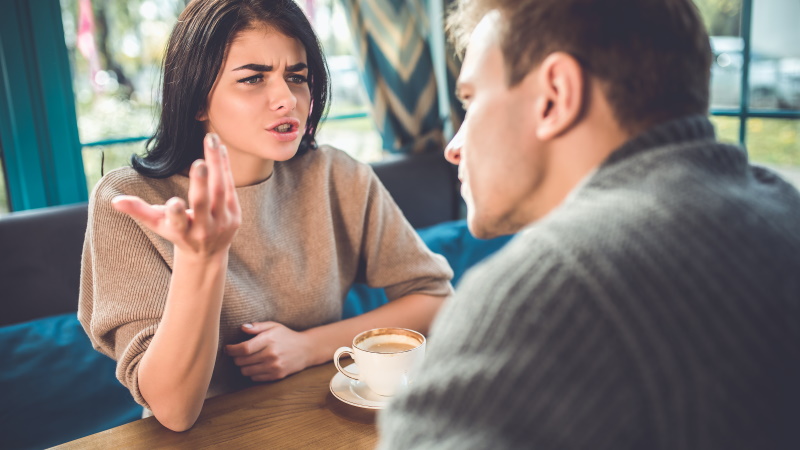 Mann und Frau streiten sich beim Date im Café