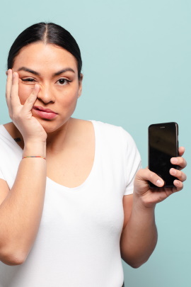 Gelangweilte Frau mit Smartphone