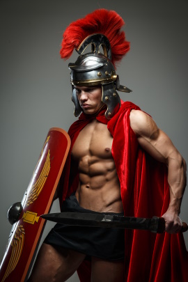 Mann im Kostüm eines römischen Kriegers