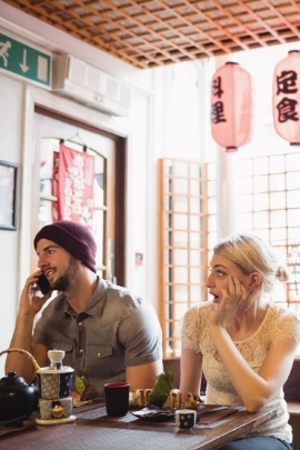 Mann ist nicht verliebt und wendet sich von Frau bei Date ab