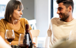 Frau und Mann in Situationship schauen sich fragend an