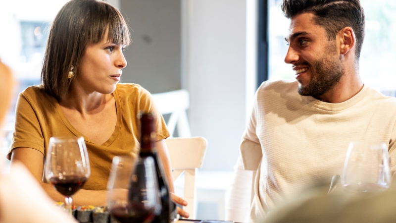 Frau und Mann in Situationship schauen sich fragend an