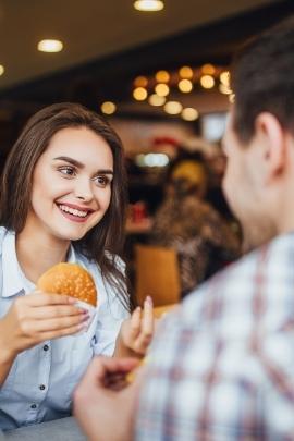 Frau und Mann unterhalten sich angeregt beim Speed-Dating