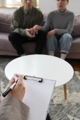 Ehepaar sitzt auf der Couch beim Therapeuten