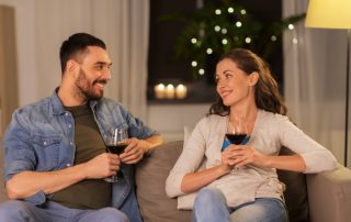 Mann und Frau beim Date auf dem Sofa