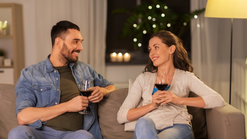 Mann und Frau beim Date auf dem Sofa