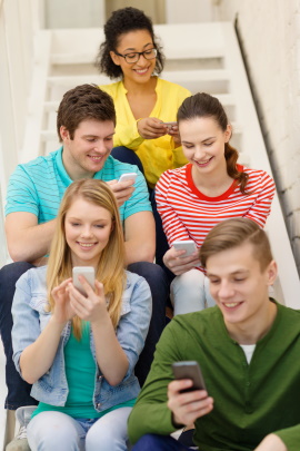 Gruppe junger Menschen schaut auf Smartphones