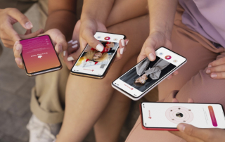 Leute halten Smartphones mit Dating-Apps in den Händen