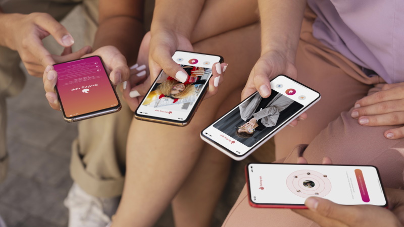 Leute halten Smartphones mit Dating-Apps in den Händen