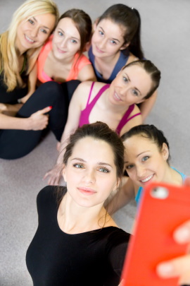Gruppe von Frauen macht Selfie mit Smartphone