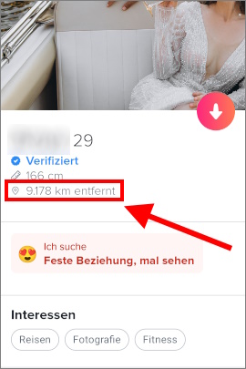 Tinder-Profil mit Angabe der Entfernung in Kilometer