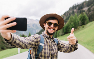 Mann macht ein Selfie in der Natur